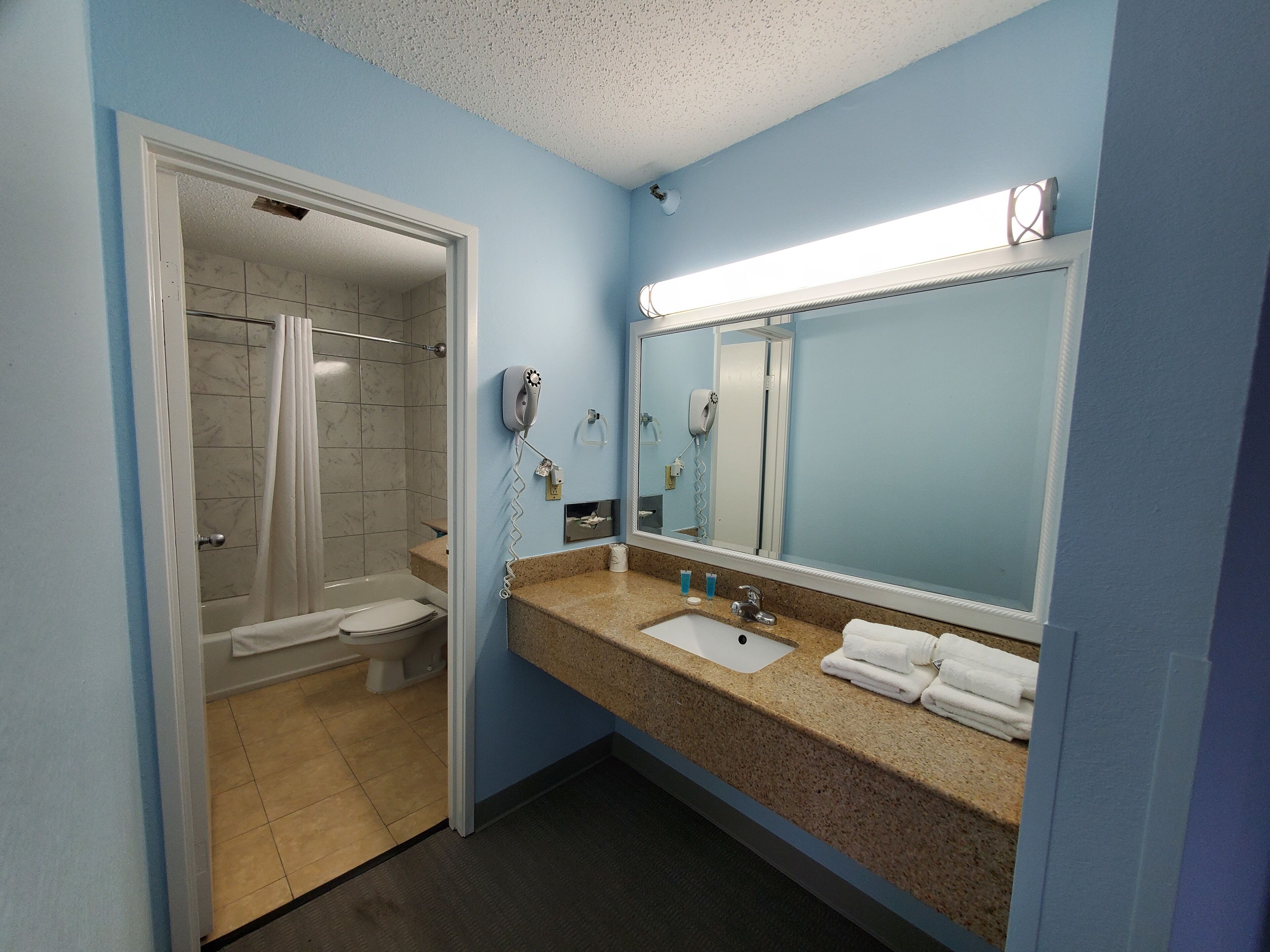 Suite estudio | Baño | Tina con regadera, amenidades de baño gratuitas, secadora de cabello 