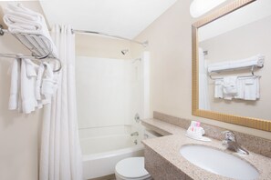 Combined shower/bathtub, free toiletries, towels