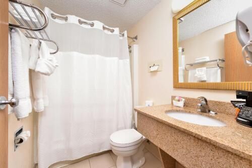 Baño | Tina con regadera, amenidades de baño gratuitas, toallas 