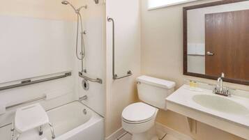 Un baño con bañera, inodoro, lavabo y ducha.