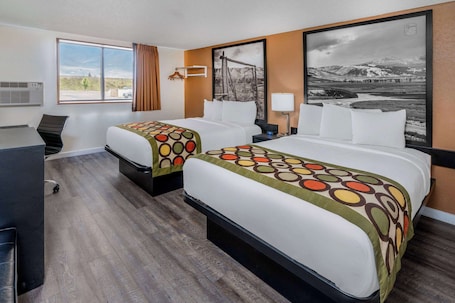 Escritorio, cortinas blackout, cunas gratuitas y wifi gratis