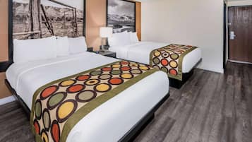 Escritorio, cortinas blackout, cunas gratuitas y wifi gratis