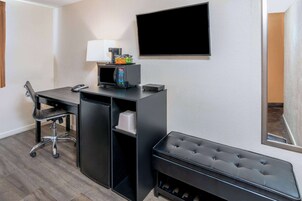 Escritorio, cortinas blackout, cunas gratuitas y wifi gratis 