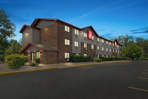 Exterior - Super 8 by Wyndham Belleville (Belleville)