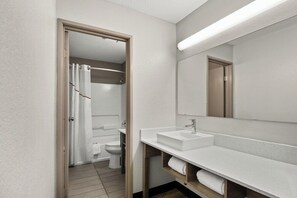 Kamar mandi | Perlengkapan mandi gratis, pengering rambut,  dan handuk