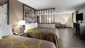 Een hotelkamer met twee bedden, een bureau, een televisie en een schilderij aan de muur.