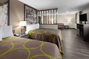 开间套房, 2 张双人床, 无烟房 | 客房内保险箱、办公桌、遮光窗帘、熨斗/熨板