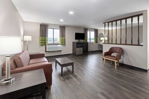 开间套房, 2 张双人床, 无烟房 | 客房内保险箱、办公桌、遮光窗帘、熨斗/熨板