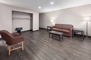 开间套房, 2 张双人床, 无烟房 | 客房内保险箱、办公桌、遮光窗帘、熨斗/熨板