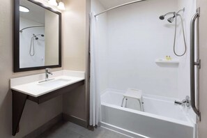 Salle de bain accessible aux personnes à mobilité réduite