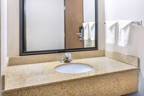 Ensemble douche/baignoire, articles de toilette gratuits, sèche-cheveux