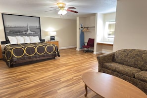 Suite studio, 1 très grand lit, non-fumeur | Bureau, rideaux d’obscurcissement, fer et planche à repasser