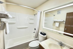 Bañera con ducha, artículos de tocador gratuitos, secador de pelo