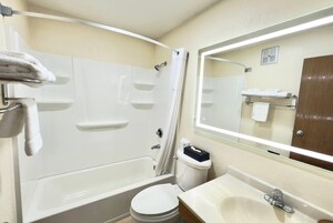 Bañera con ducha, artículos de tocador gratuitos, secador de pelo