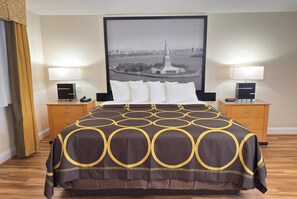 Escritorio, cortinas blackout y tabla de planchar con plancha 