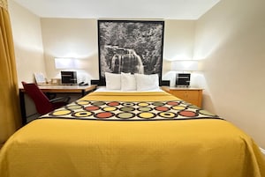 Escritorio, cortinas blackout y tabla de planchar con plancha