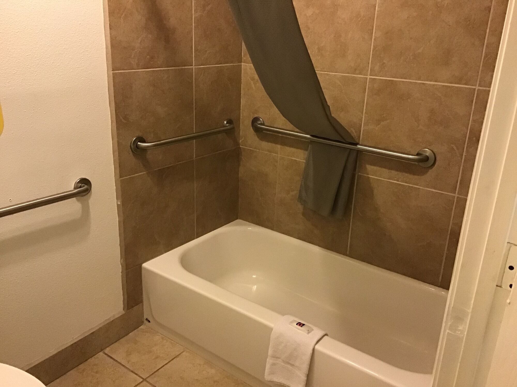 Combined shower/bathtub, towels