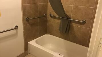 Combined shower/bathtub, towels