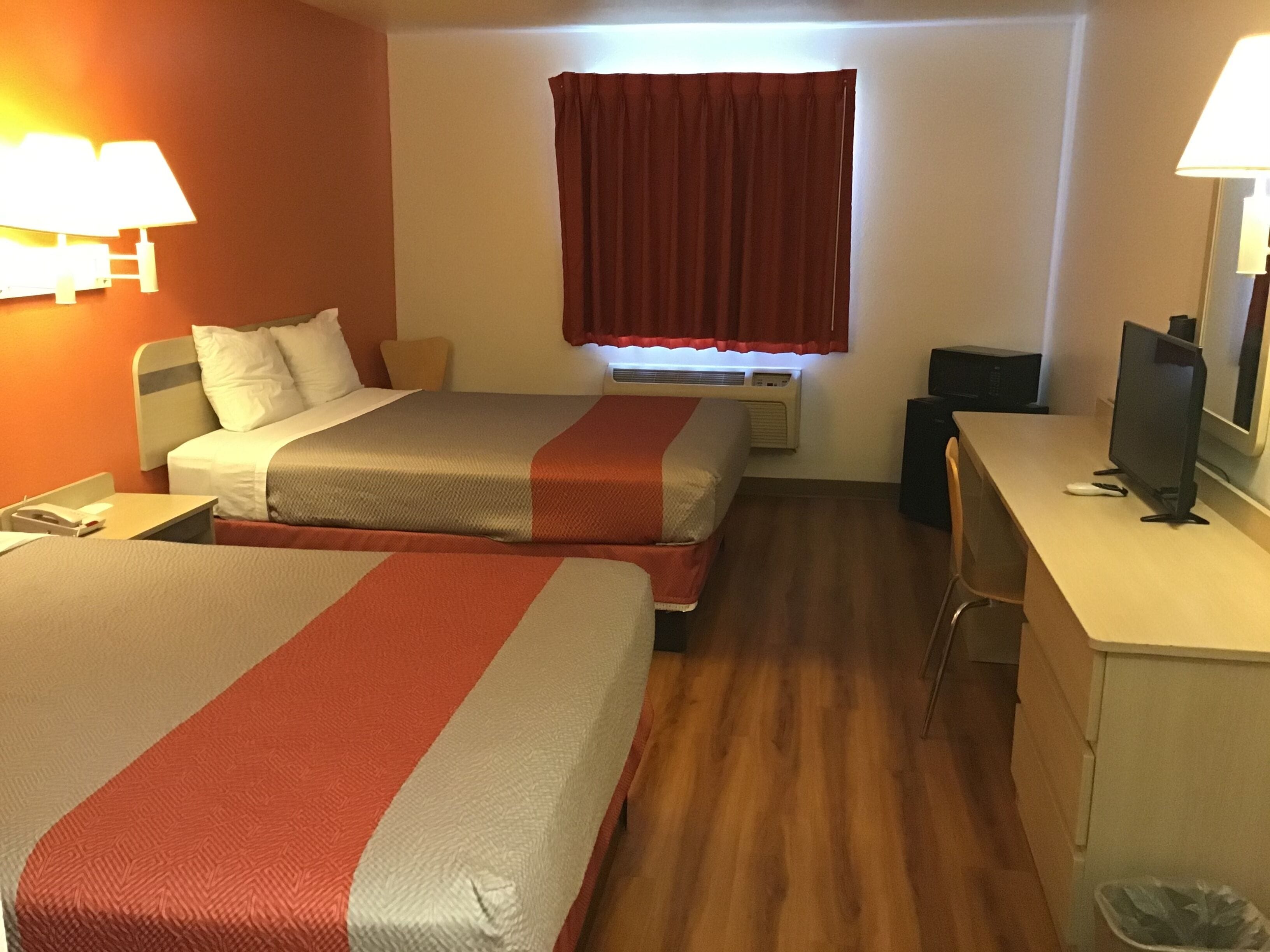 Työpöytä, kannettavalle tietokoneelle sopiva työtila