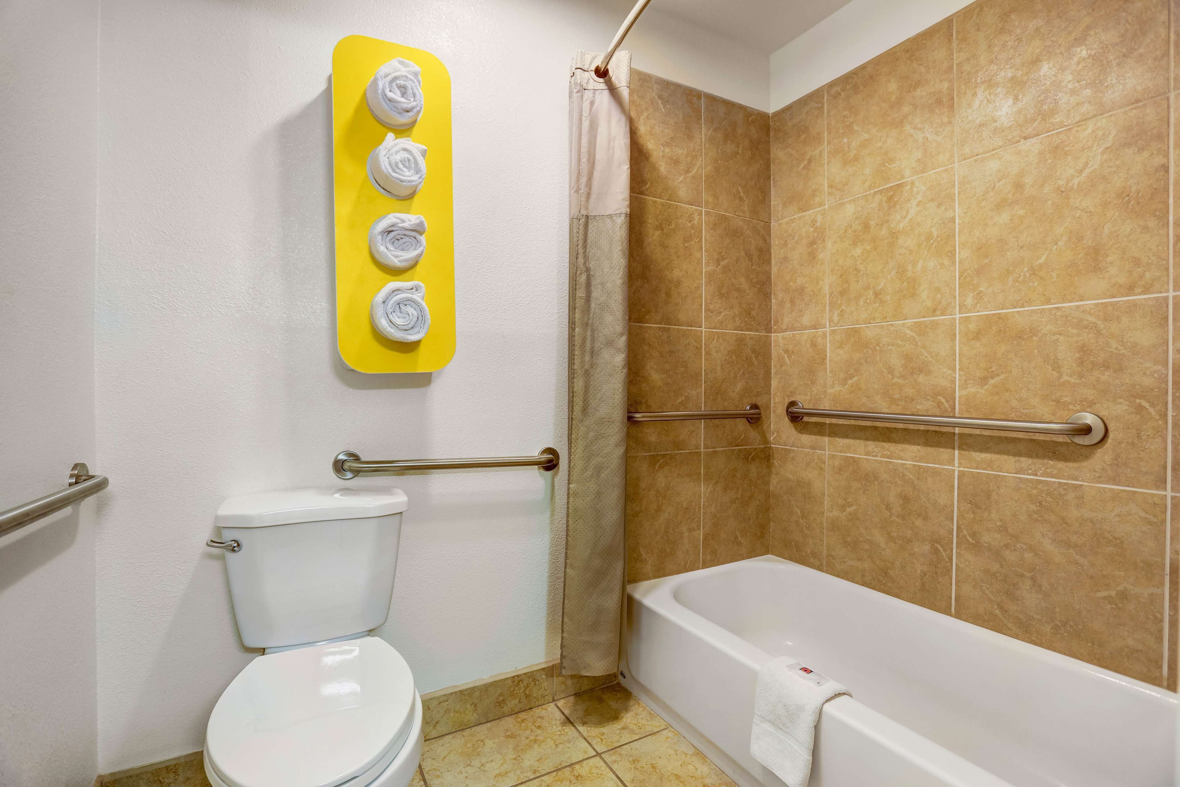Un baño con inodoro, bañera y zona de ducha.
