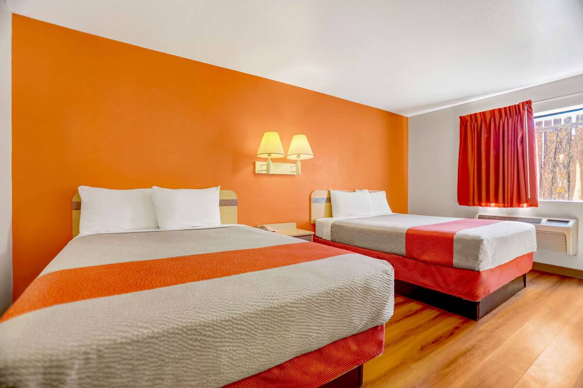 Deluxe-huone, 2 keskisuurta parisänkyä, tupakointi kielletty, jääkaappi ja mikroaaltouuni | Työpöytä, kannettavalle tietokoneelle sopiva työtila