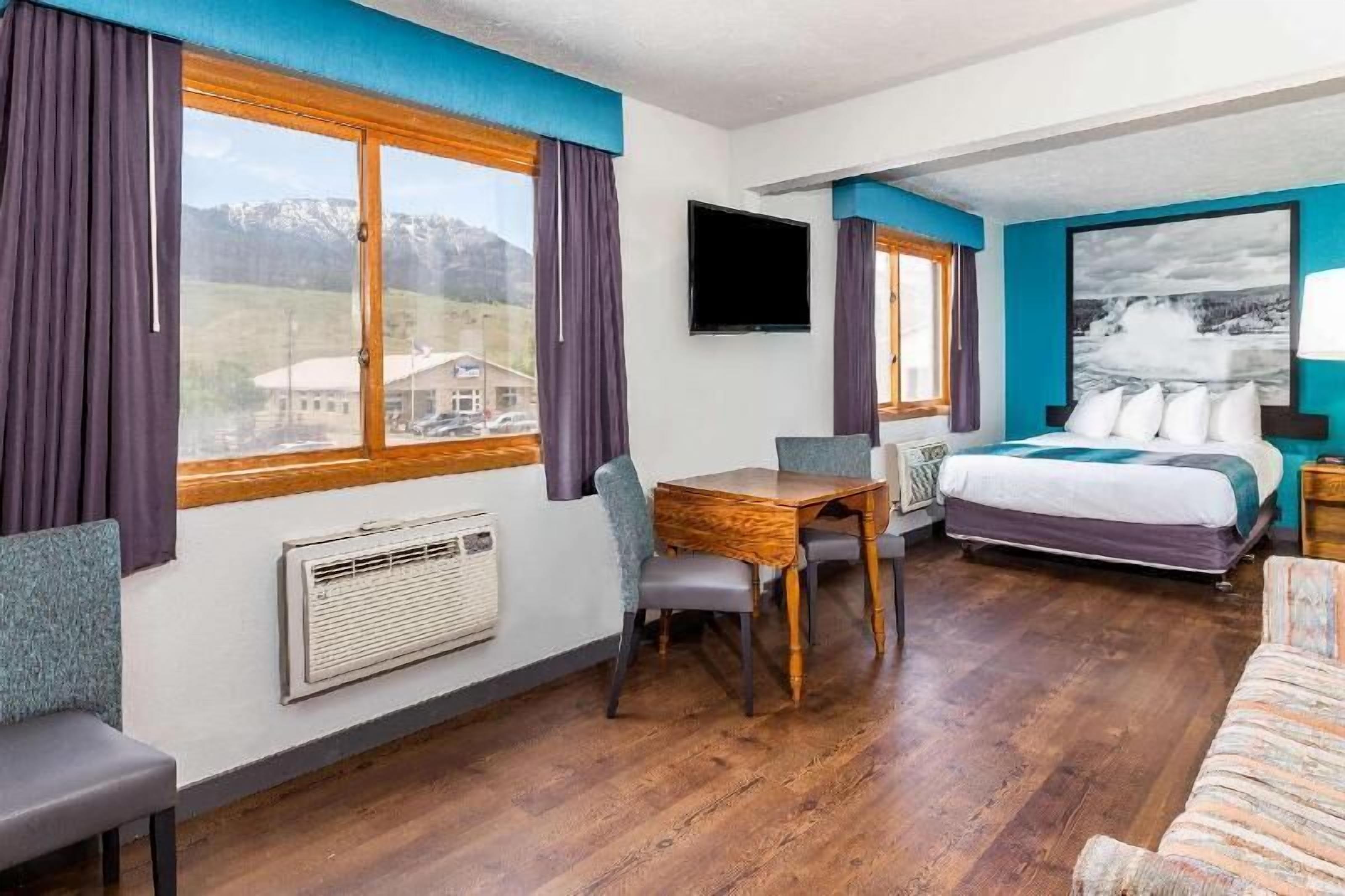 Escritorio, cunas gratuitas, wifi gratis y ropa de cama 