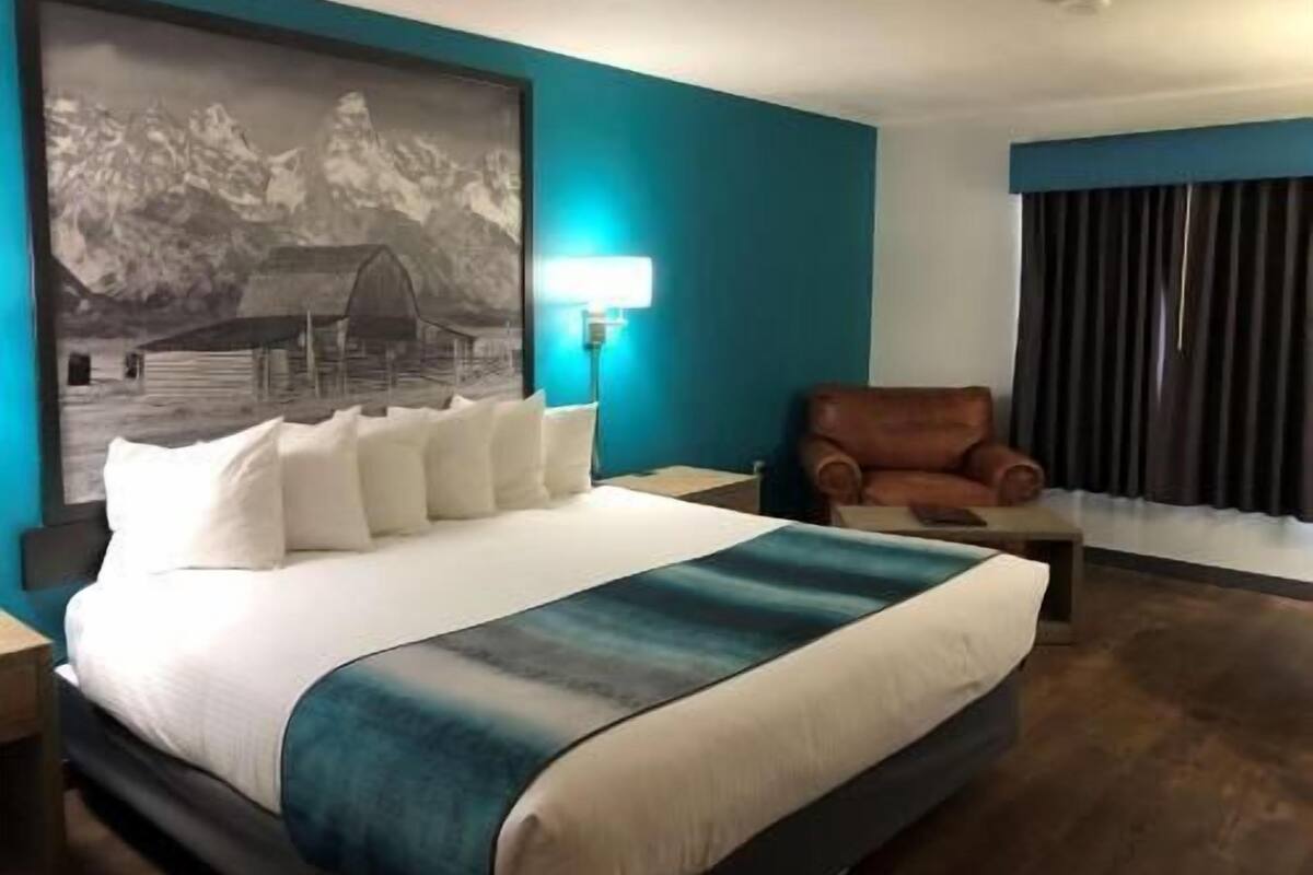 Escritorio, cunas gratuitas, wifi gratis y ropa de cama