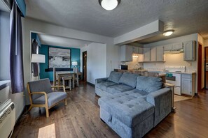 Desk, free cots/infant beds, free WiFi, bed sheets - Super 8 by Wyndham Gardiner/Yellowstone Park Area (Gardiner)