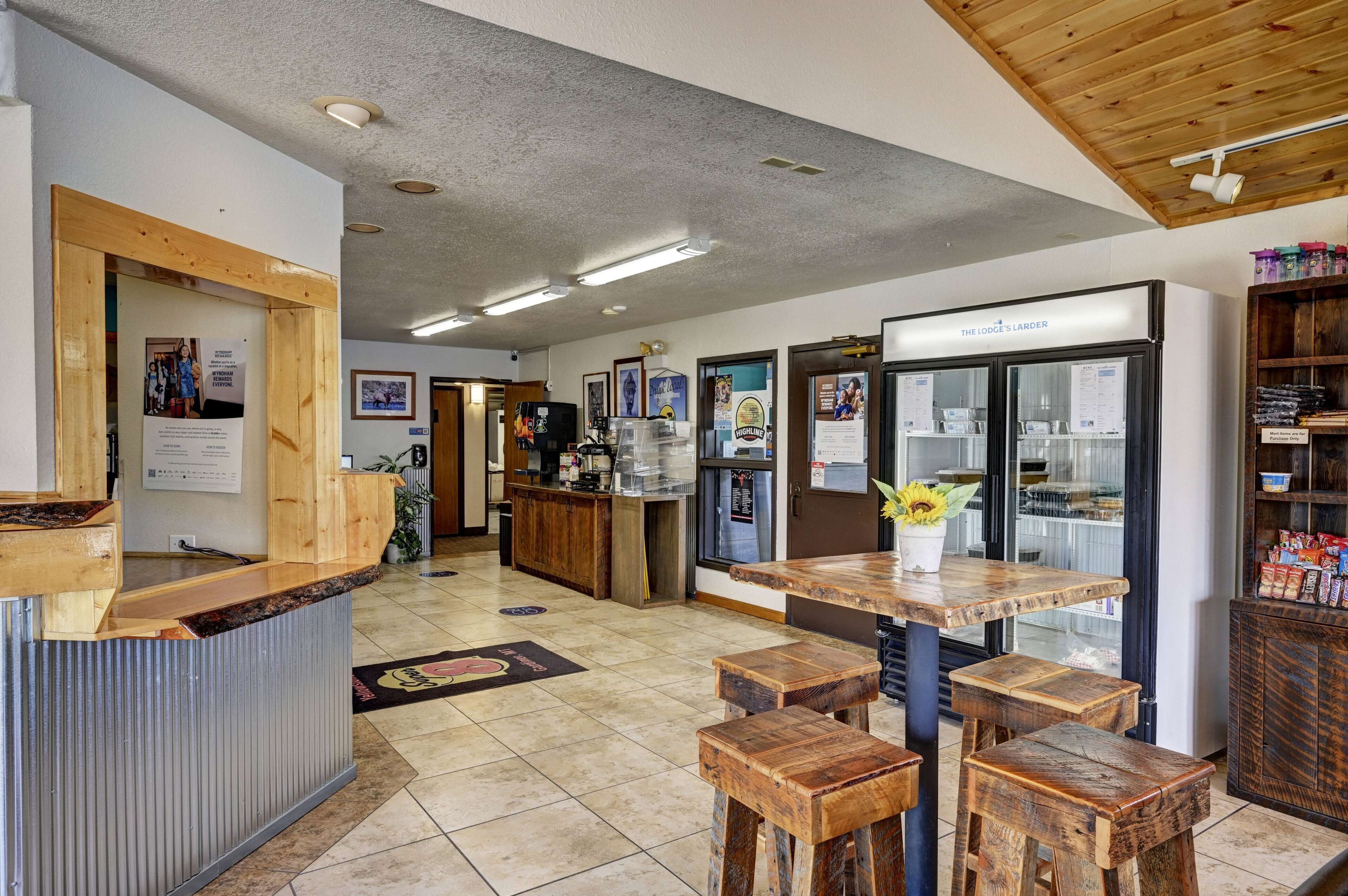 Ein Restaurantinneres mit Holztresen, Barbereich und Sitzgelegenheiten mit hölzernen Barhocker.