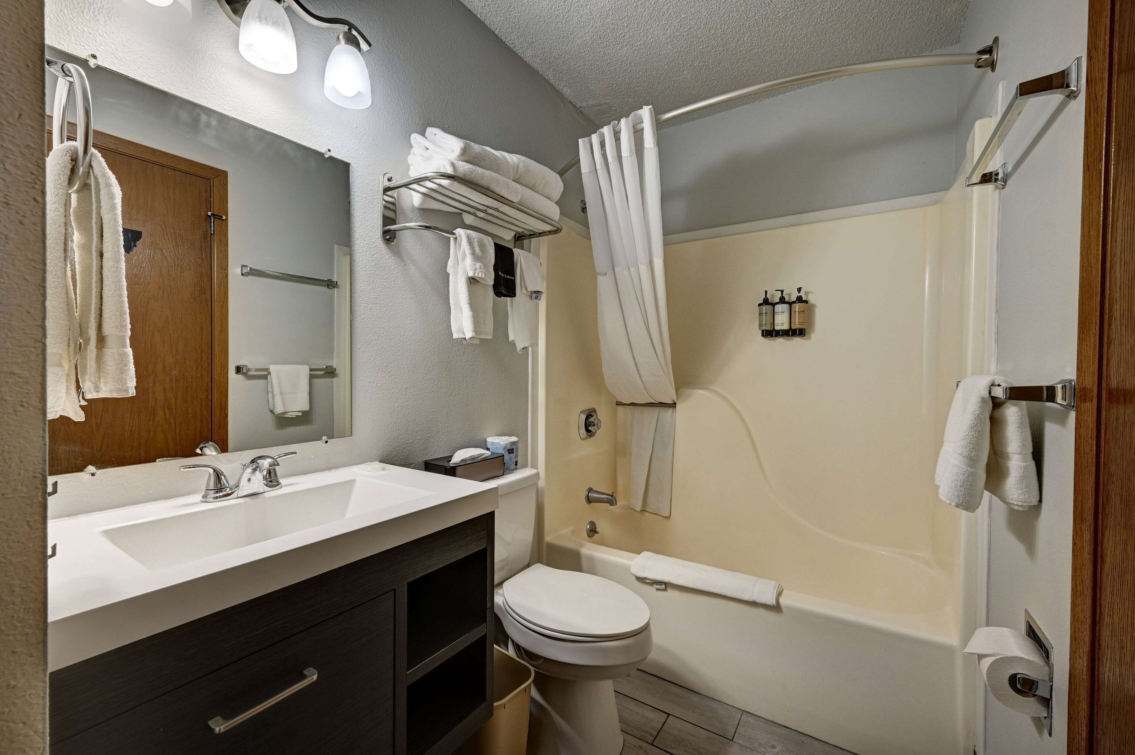 Combined shower/bathtub, hair dryer, towels