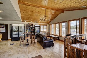 Lobby - Super 8 by Wyndham Gardiner/Yellowstone Park Area (Gardiner)