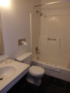 Standard Double Room | Bathroom | Hair dryer, towels, soap, shampoo