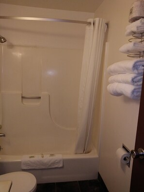Bathroom shower - Ainsworth Inn (Ainsworth)
