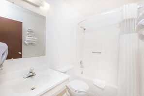 Basic-Doppelzimmer | Badezimmer | Haartrockner, Handtücher, Seife, Shampoo