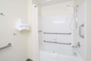 Amenidades de baño gratuitas, secadora de cabello, toallas