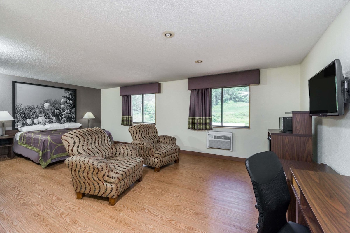 Suite, 1 King Bed, Refrigerator | Desk, free WiFi, bed sheets
