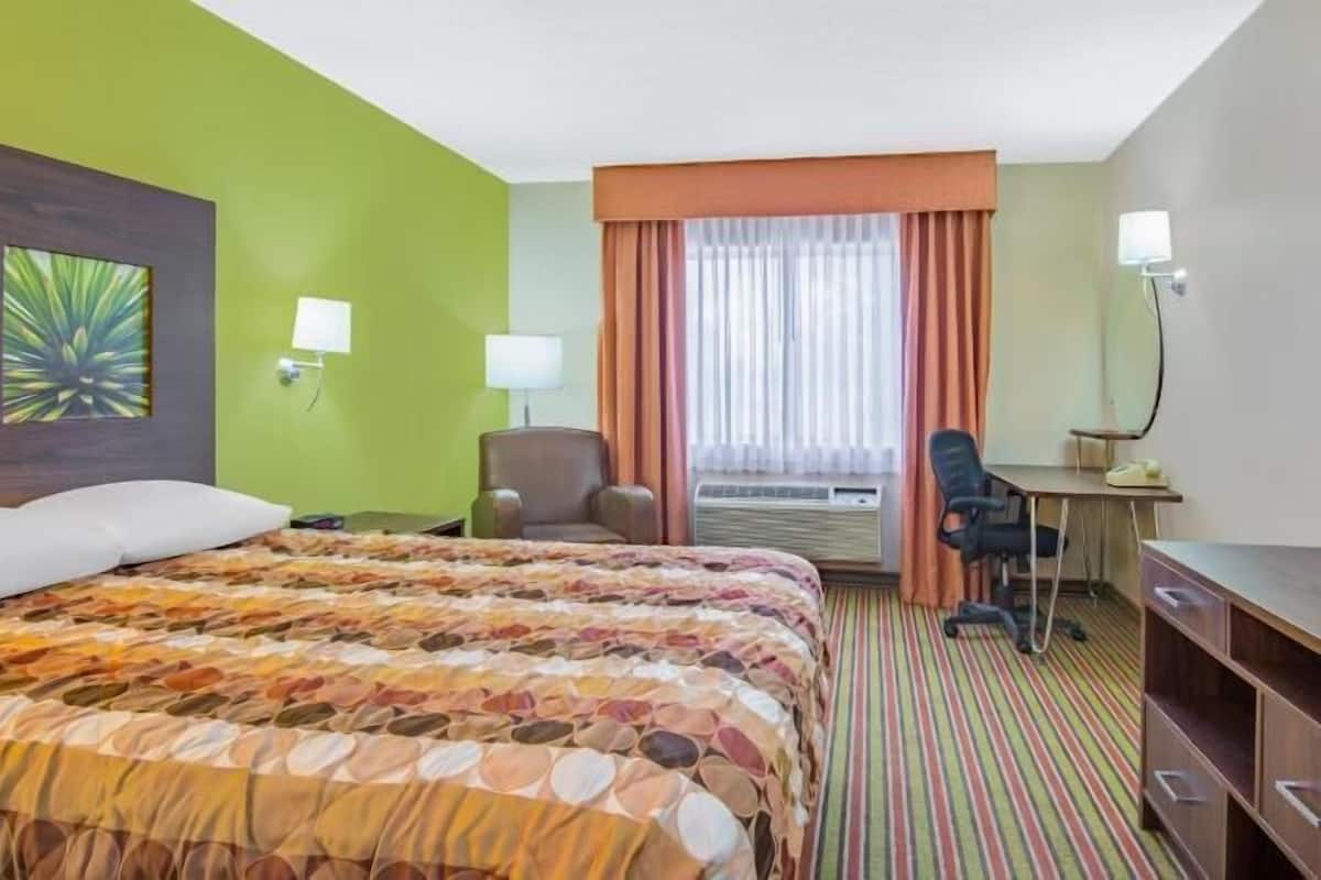 Desk, laptop workspace, rollaway beds, free WiFi