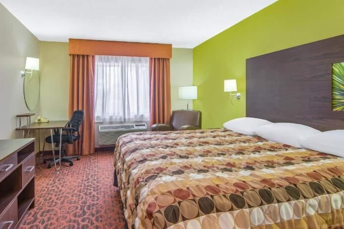 Desk, laptop workspace, rollaway beds, free WiFi