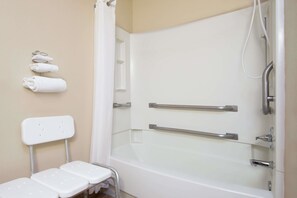 Chambre, 1 grand lit, accessible aux personnes à mobilité réduite, non-fumeur | Salle de bain | Articles de toilette (gratuits), séchoir à cheveux, serviettes fournies