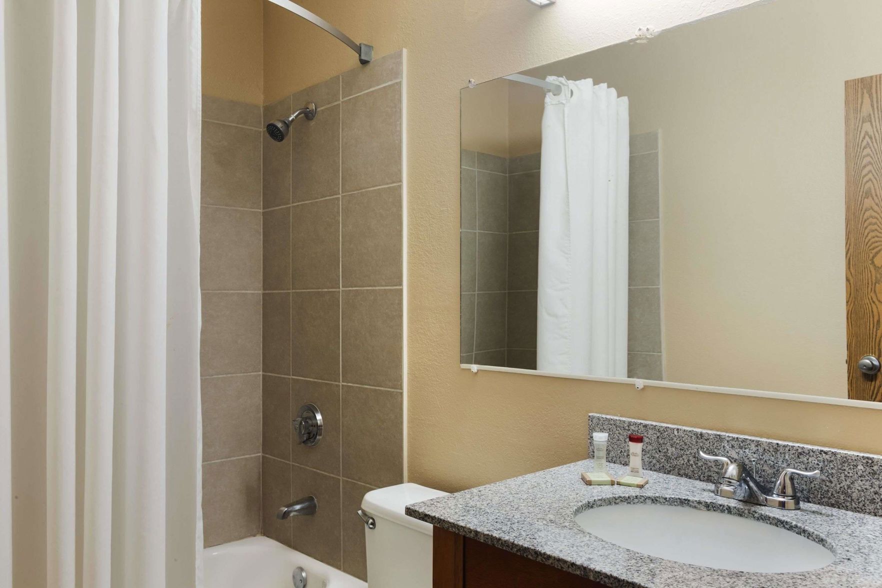 Bathroom | Combined shower/tub, free toiletries, hair dryer, towels
