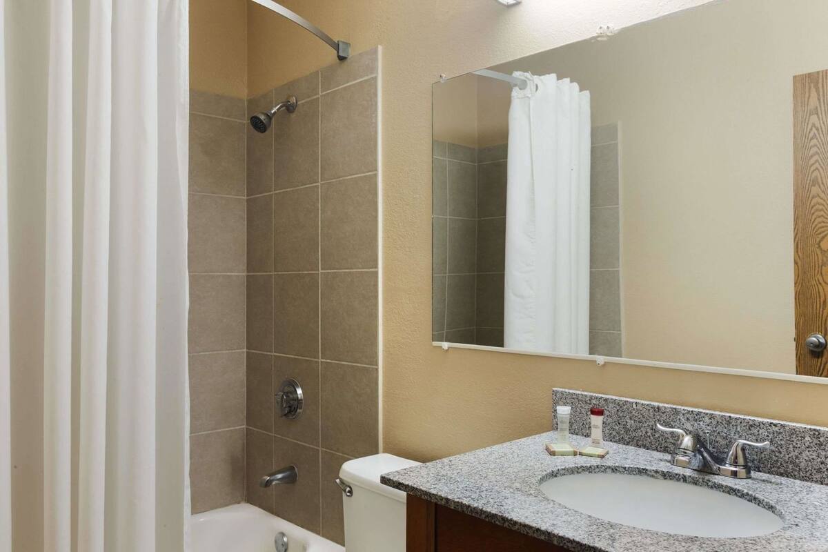 Bathroom | Combined shower/tub, free toiletries, hair dryer, towels