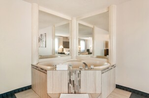 Suite, 1 cama de matrimonio grande, no fumadores | Escritorio, cortinas opacas, tabla de planchar con plancha