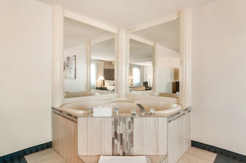 American Inn Suites Detroit Metro Airport