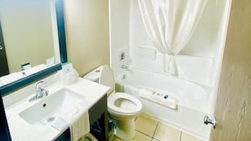 Standard Room, 1 Queen Bed, Non Smoking | Bathroom