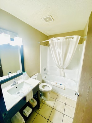 Standard Room, 1 Queen Bed, Non Smoking | Bathroom | Free toiletries, hair dryer, towels, soap