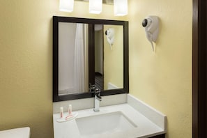 Ensemble baignoire-douche, articles de toilette (gratuits)