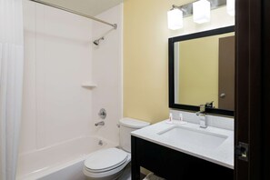 Combined shower/tub, free toiletries, towels