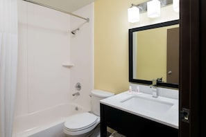 Combined shower/bathtub, free toiletries, towels