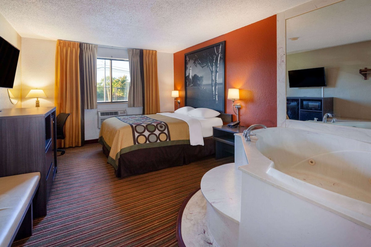 Upgraded, Suite, 1 grand lit, non-fumeurs, bain à remous | Bureau, rideaux occultants, lits pliants/supplémentaires, Wi-Fi
