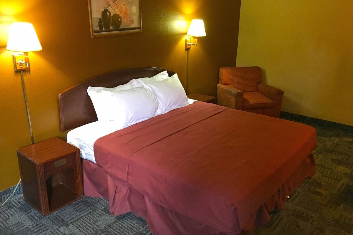 Room, 1 King Bed, Non Smoking | In-room safe, desk, blackout curtains, soundproofing